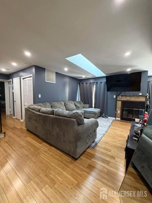 80 Farnham Square, Parlin, NJ, 08859 | Card Image