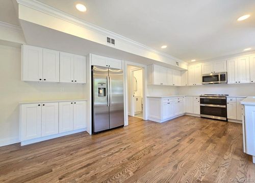 5 Stratton Ct, Stony Brook, NY, 11790-3212 | Card Image