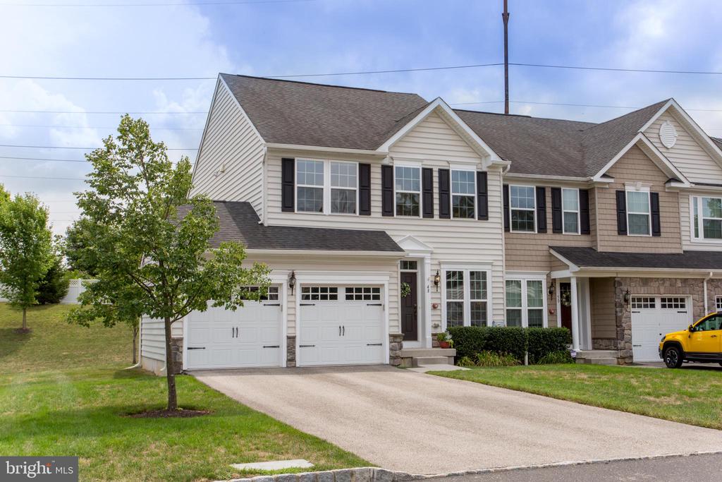 Hawkswell Cir, Oreland, PA 19075