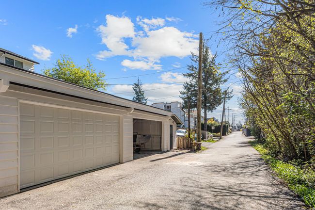 1953 Chesterfield Avenue, Home with 4 bedrooms, 3 bathrooms and 2 parking in North Vancouver BC | Image 28