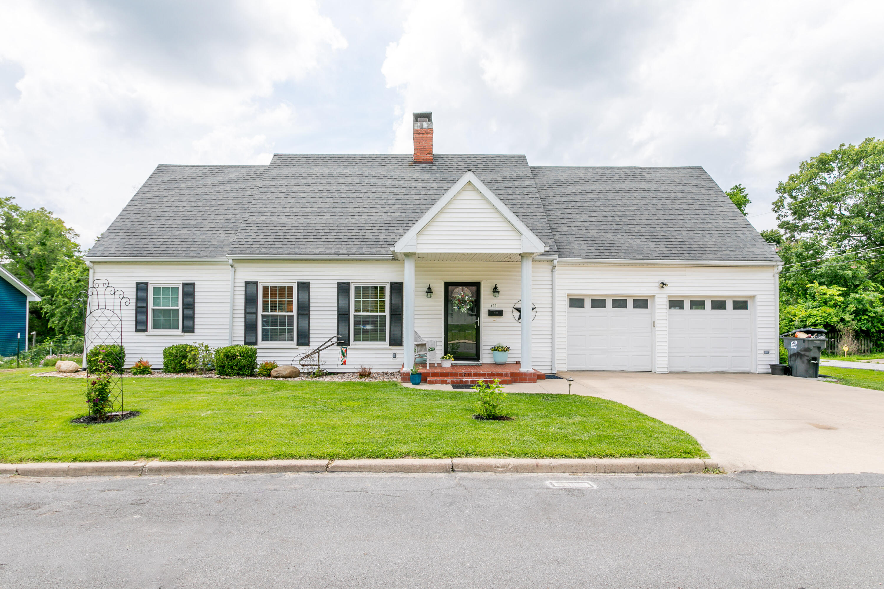 Flower Ln, Moberly, MO 65270