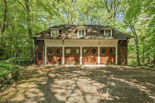 285 Corning Dr, Bratenahl, OH, 44108-1011 | Card Image