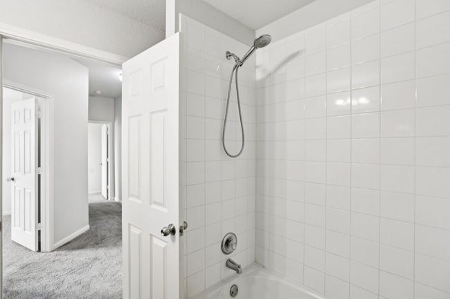 Upstairs Bathroom | Image 33