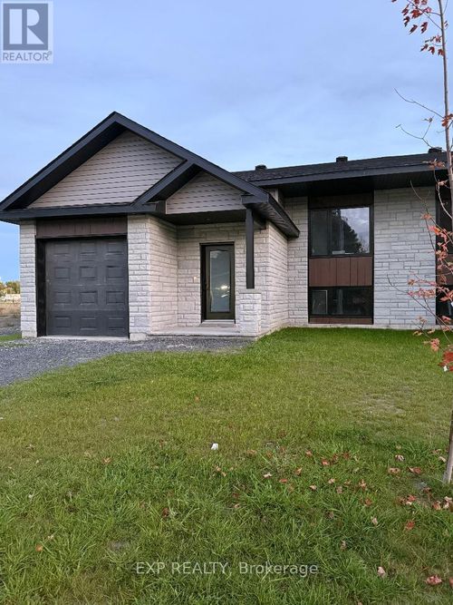 24 S Beech St, South Glengarry, ON, K0C1N0 | Card Image