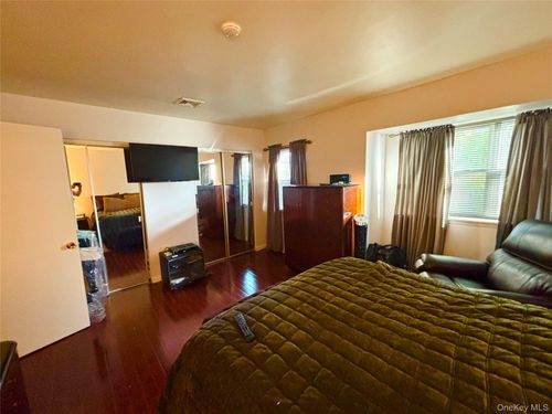 18 Kensington Ct, Nanuet, NY, 10954-3861 | Card Image