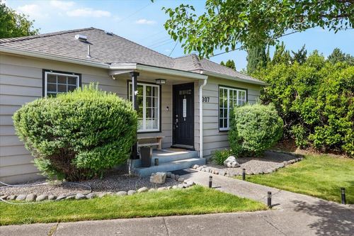 307 Monroe St, Medford, OR, 97501-3657 | Card Image
