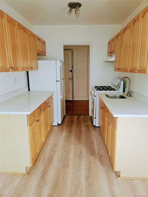 6m-1 Broad Parkway, White Plains, NY, 10601 | Card Image