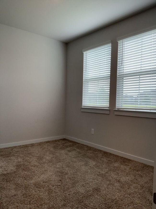 Unfurnished room with carpet flooring and baseboards | Image 25