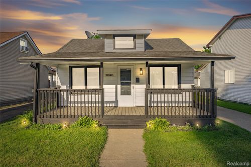 28042 Maple St, Roseville, MI, 48066-2430 | Card Image