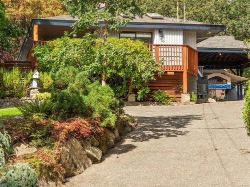 2660 Macdonald Dr E, Saanich, BC, V8N1X9 | Card Image