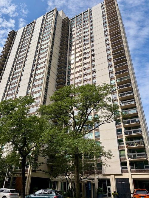 2304e-1255 N Sandburg Terrace, Chicago, IL, 60610 | Card Image