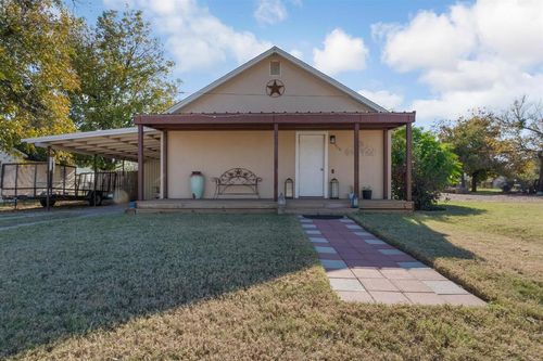 420 W D Street, Munday, TX, 76371 | Card Image