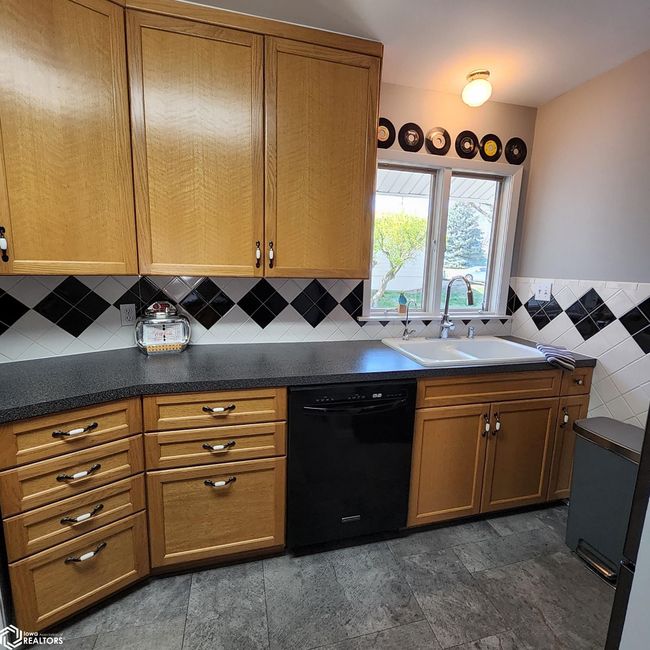 213 E Baker St, Home with 4 bedrooms, 2 bathrooms and 2 parking in Avoca IA | Image 14