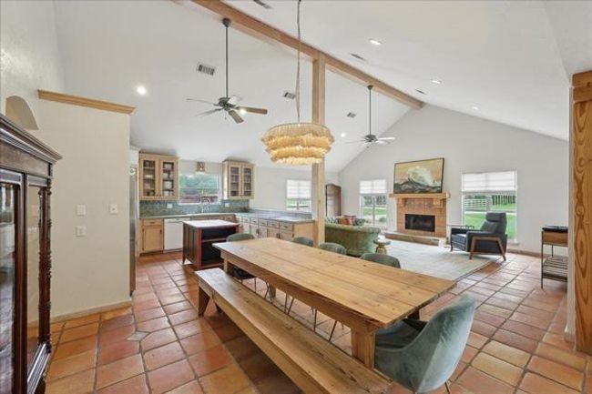 1010 Yaupon Trl, House other with 5 bedrooms, 3 bathrooms and 3 parking in Sour Lake TX | Image 6