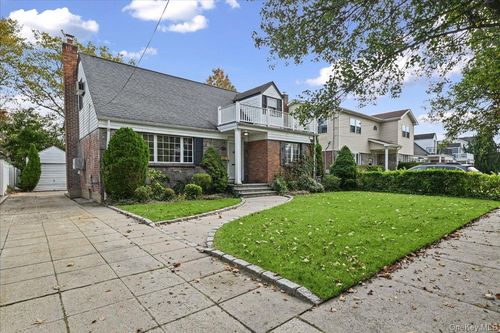 121 Norman St, New Hyde Park, NY, 11040-1307 | Card Image