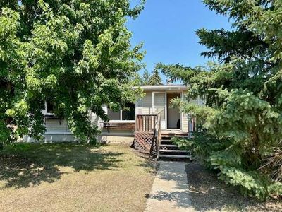 5412 49 A Ave, House detached with 3 bedrooms, 2 bathrooms and 6 parking in Alix AB | Image 1