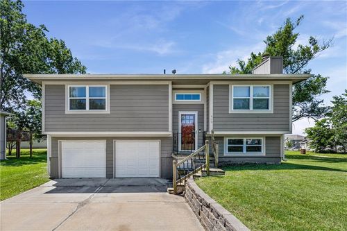 409 W South St, Spring Hill, KS, 66083-8724 | Card Image