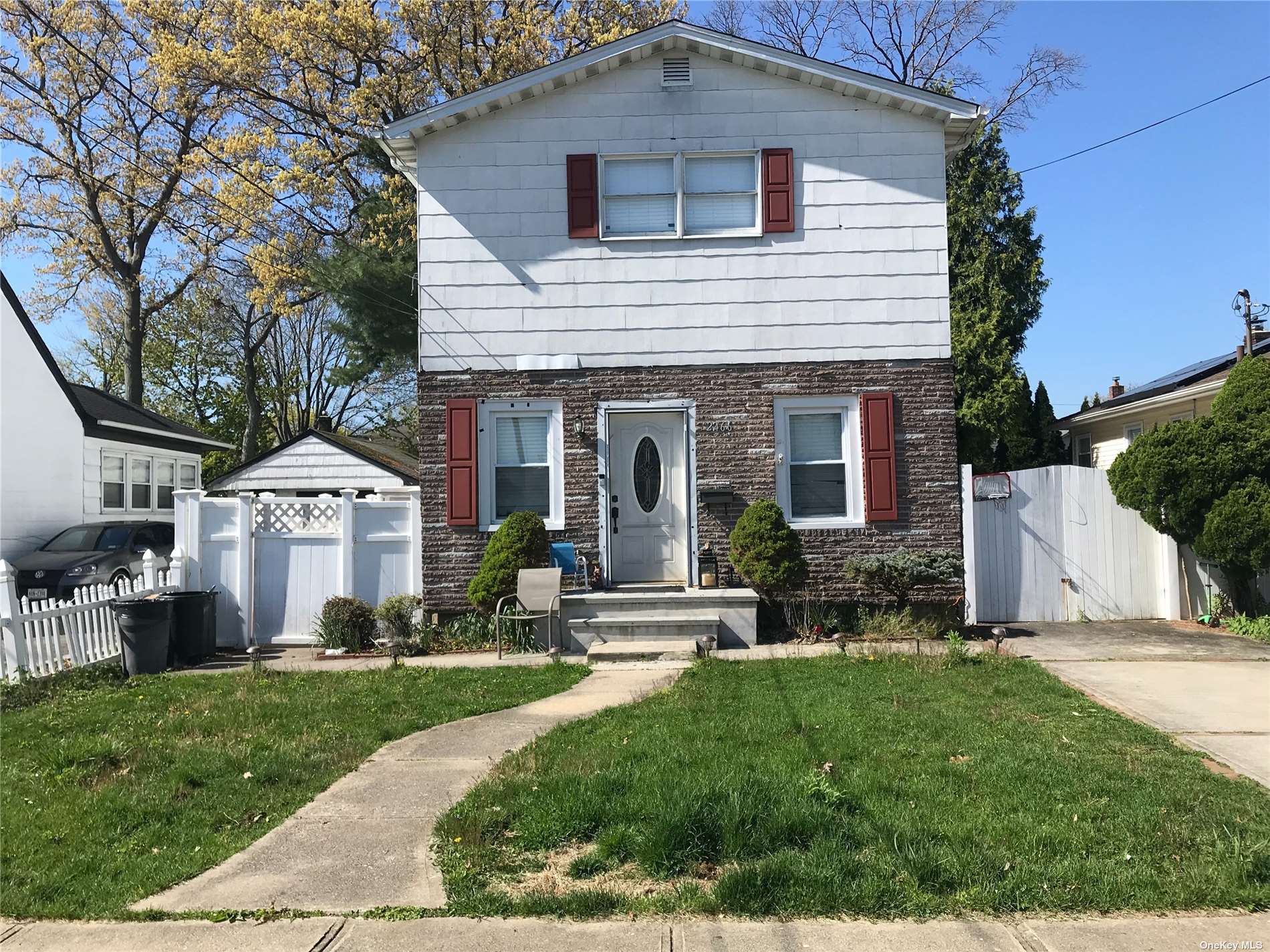 66 8th St, East Meadow, NY 11554