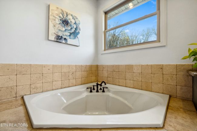 Soaking tub. | Image 29