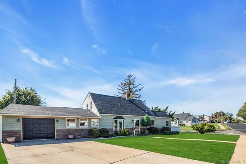 160 Old Farm Rd, Levittown, NY, 11756-2922 | Card Image