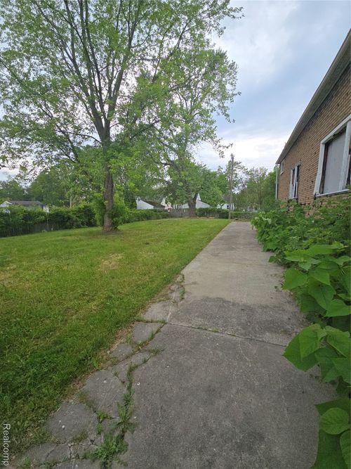 8085 Warwick St, Detroit, MI, 48228-3359 | Card Image