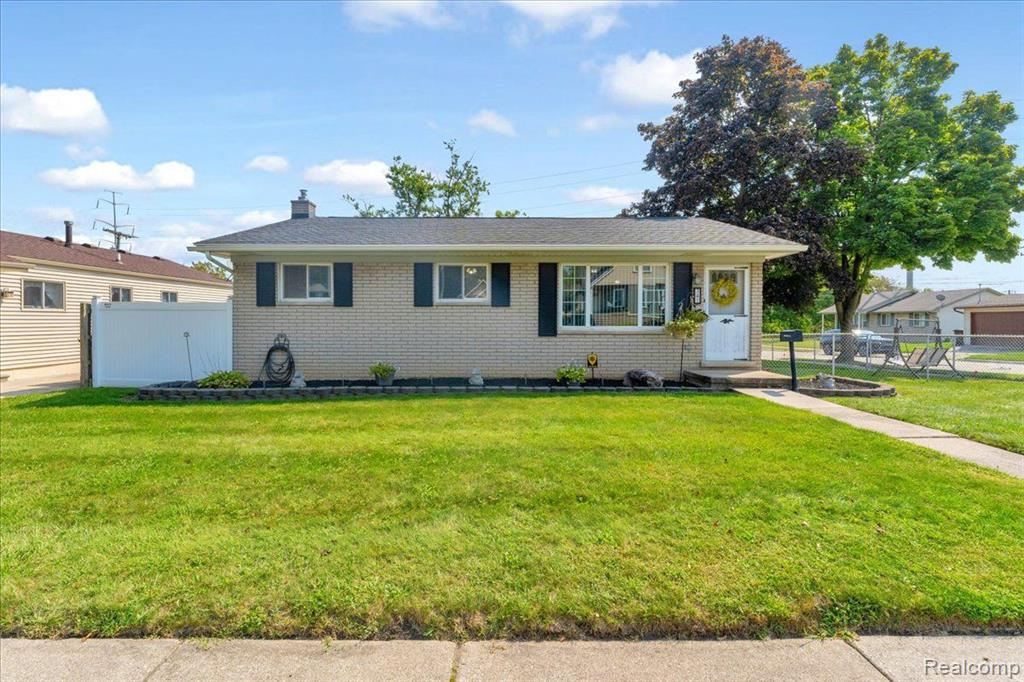 Detroit St, Trenton, MI 48183