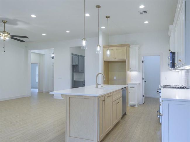12129 Sw 45 Th Ter, House other with 4 bedrooms, 2 bathrooms and null parking in Mustang OK | Image 12