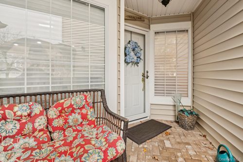 16 Hampshire Ct, Holbrook, NY, 11741-2851 | Card Image