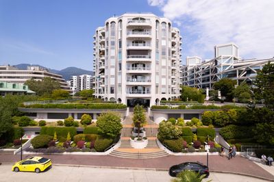 304 - 168 Chadwick Crt, Condo with 2 bedrooms, 2 bathrooms and 1 parking in North Vancouver BC | Image 1