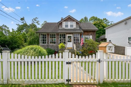 42 Cedar St, Islip, NY, 11751-2202 | Card Image
