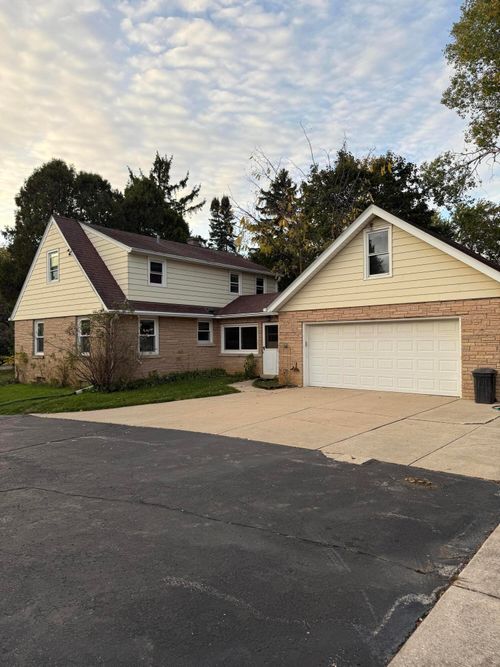 1426966 Oakwood Dr, Menomonee Falls, WI, 53051-5139 | Card Image