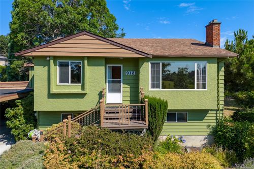 912 Burnside Rd W, Saanich, BC, V8Z1N2 | Card Image