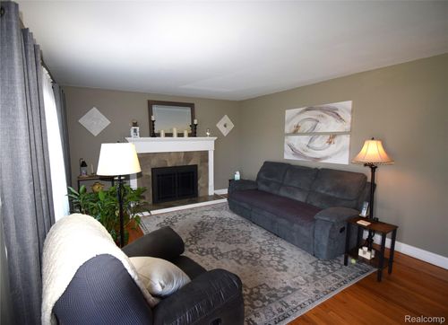 37222 Barrington Dr, Sterling Heights, MI, 48312-2116 | Card Image