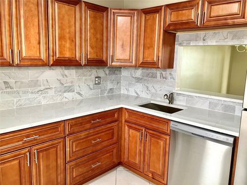 103-4270 Nw 40th St, Lauderdale Lakes, FL, 33319-4808 | Card Image