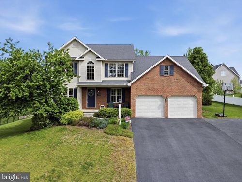 233 Cresthaven Dr, FAYETTEVILLE, PA, 17222-9377 | Card Image
