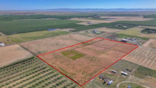 8665 La Castella Ln, Escalon, CA, 95320-8635 | Card Image