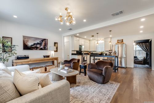528 Frey St, Boerne, TX, 78006-2917 | Card Image