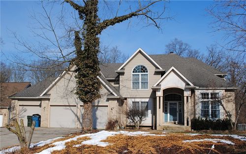 705 Willow Creek Dr, Amherst, OH, 44001-2000 | Card Image