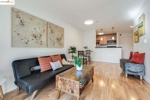 apt-5209-6400 Christie Ave, Emeryville, CA, 94608-1046 | Card Image