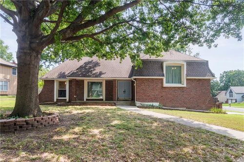 1200 Ne Crestview Dr, Blue Springs, MO, 64014-2312 | Card Image