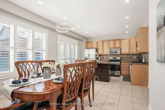40 Begonia Cres, House attached with 3 bedrooms, 3 bathrooms and 2 parking in Brampton ON | Image 7