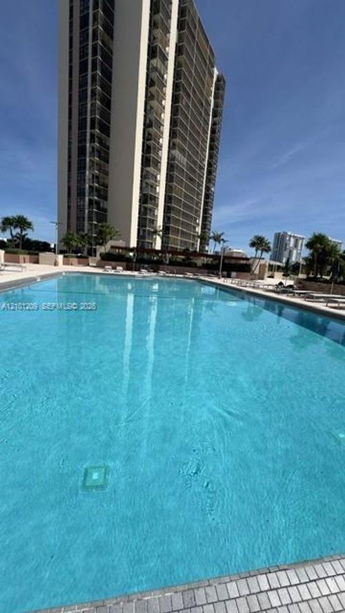 826-20301 W Country Club Dr, Aventura, FL, 33180-1625 | Card Image