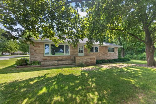 W8491 Springview Dr, Kewaskum, WI, 53040-9561 | Card Image