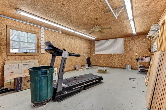 Exercise area with visible vents and a ceiling fan | Image 29