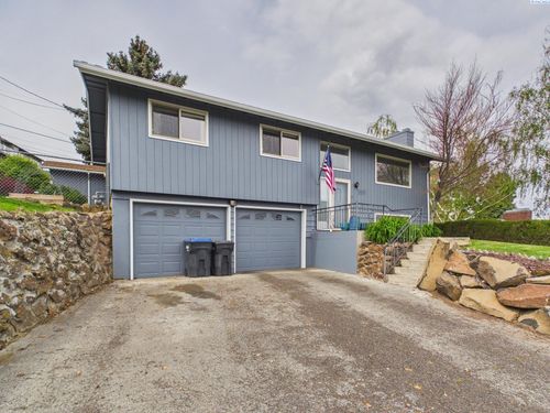 106 N 12th St, Selah, WA, 98942-1236 | Card Image