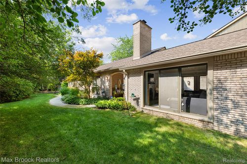 1134 Meadowglen Ct, Bloomfield Hills, MI, 48304-1531 | Card Image