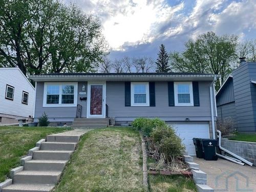2732 S Cedar St, Sioux City, IA, 51106-4138 | Card Image