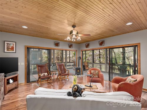 150 Cove Loop Rd, Hendersonville, NC, 28739-8716 | Card Image