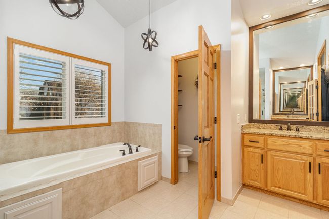 W/C and 2 separate sinks | Image 22