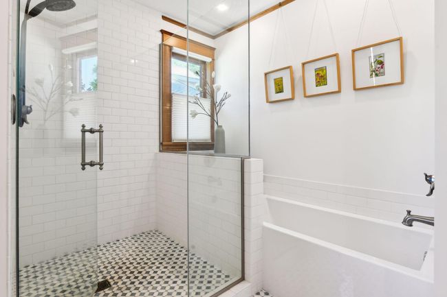 Fresh & modern full bathroom. | Image 16